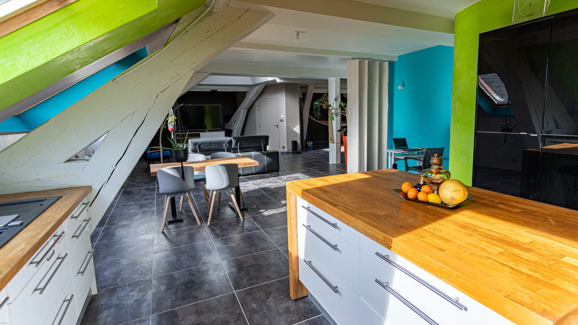 Salle à manger avec éclairage naturel